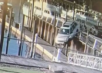 Αυτοκίνητο «εκτοξεύεται» από προβλήτα και «καρφώνεται» σε πλωτή εξέδρα