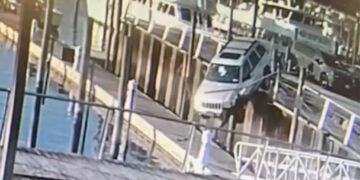 Αυτοκίνητο «εκτοξεύεται» από προβλήτα και «καρφώνεται» σε πλωτή εξέδρα