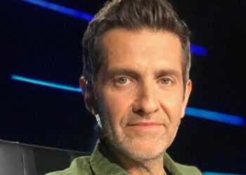 Φοίβος: Η ιστορία πίσω από το «Όλο Λείπεις»