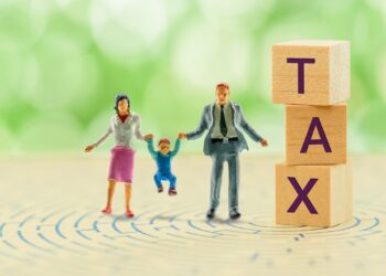 ΟΟΣΑ: Πόσο πληγώνει τους Έλληνες η φορολογική σφήνα