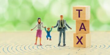 ΟΟΣΑ: Πόσο πληγώνει τους Έλληνες η φορολογική σφήνα