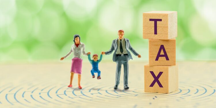 ΟΟΣΑ: Πόσο πληγώνει τους Έλληνες η φορολογική σφήνα