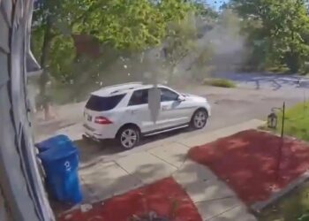 Έκρηξη σε εν κινήσει φορτηγό