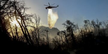 Φωτιά στα Μέθανα – Επιχειρούν 5 εναέρια μέσα