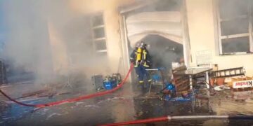 Λέσβος: Συναγερμός για φωτιά σε σούπερ μάρκετ