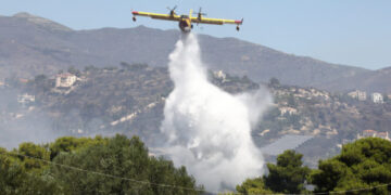 Φωτιά στον Ασπρόπυργο – Επιχειρούν εναέρια μέσα