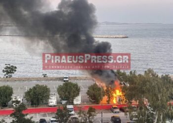 Φωτιά σε σταθμευμένο όχημα στο Μικρολίμανο