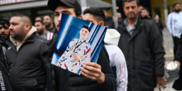 Βέροια: Ένταση στη δίκη του αστυνομικού που πυροβόλησε και σκότωσε τον 16χρονο Κώστα Φραγκούλη