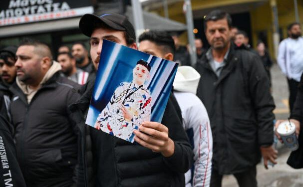 Βέροια: Ένταση στη δίκη του αστυνομικού που πυροβόλησε και σκότωσε τον 16χρονο Κώστα Φραγκούλη