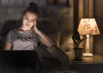 Οι άνθρωποι που αφήνουν τα φώτα αναμμένα τη νύχτα, συνήθως διαθέτουν 5 χαρακτηριστικά