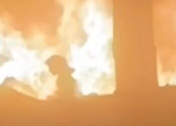 Γάζα: Συγκλονιστικό βίντεο με ένα κοριτσάκι να περιπλανιέται σε φλεγόμενο κτίριο έπειτα από ισραηλινό πλήγμα