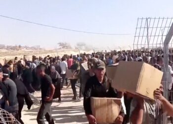 Προειδοποιητικά πυρά καθώς χιλιάδες συνωστίζονταν στη Ράφα για να παραλάβουν τρόφιμα