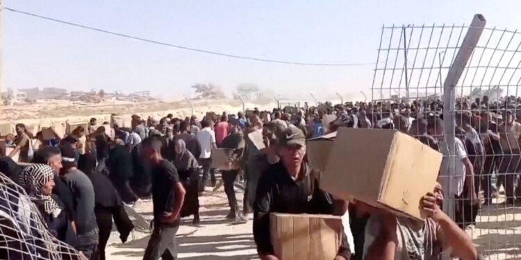 Προειδοποιητικά πυρά καθώς χιλιάδες συνωστίζονταν στη Ράφα για να παραλάβουν τρόφιμα