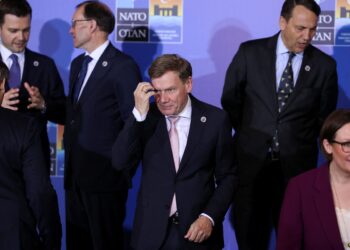 Κριτική εντός και εκτός κυβέρνησης για τις δηλώσεις του ΥΠΕΞ Βάντεφουλ σχετικά με τις αμυντικές δαπάνες