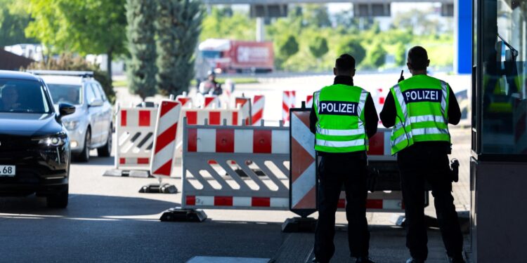 Προειδοποίηση του συνδικάτου των αστυνομικών πως οι εντατικοί συνοριακοί έλεγχοι μπορούν να διατηρηθούν μόνο για λίγες εβδομάδες