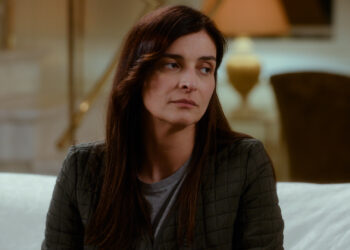 Ο Τζον εξομολογείται στον Μιχάλη ότι κοιτάζει μια άλλη γυναίκα