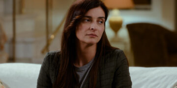 Ο Τζον εξομολογείται στον Μιχάλη ότι κοιτάζει μια άλλη γυναίκα