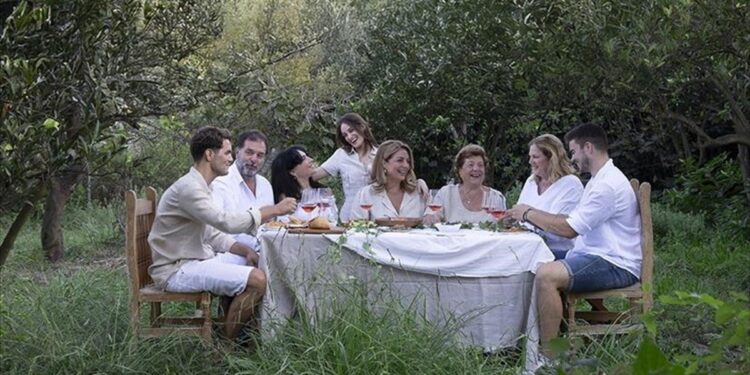 Η Άντζελα Γκερέκου μας κάνει το τραπέζι με 30 κερκυραϊκές συνταγές της μαμάς