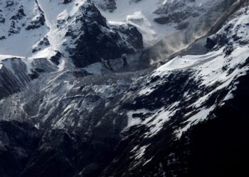 Ελβετία: Φόβοι για πλημμύρες μετά την αποκόλληση του παγετώνα