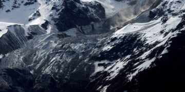 Ελβετία: Φόβοι για πλημμύρες μετά την αποκόλληση του παγετώνα