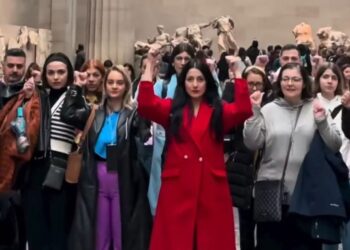 Το βίντεο ομάδας Ελλήνων που ζητούν την επιστροφή τους