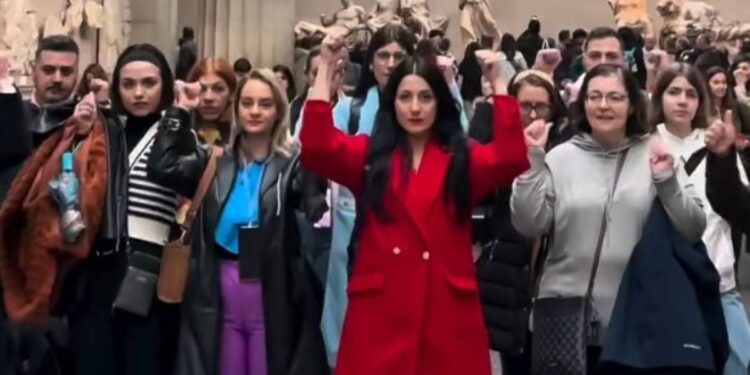 Το βίντεο ομάδας Ελλήνων που ζητούν την επιστροφή τους