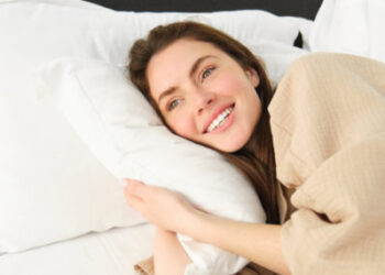 Οι άνθρωποι που κοιμούνται με πολλά μαξιλάρια συχνά έχουν αυτά τα 7 μοναδικά χαρακτηριστικά