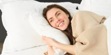 Οι άνθρωποι που κοιμούνται με πολλά μαξιλάρια συχνά έχουν αυτά τα 7 μοναδικά χαρακτηριστικά