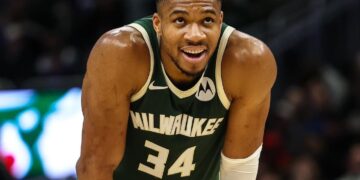 Γιάννης Αντετοκούνμπο: «Ψήνει» τον Ρονάλντο να συνεχίσει την καριέρα του στη χώρα μας