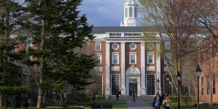 Ο πρόεδρος του Χάρβαρντ μειώνει εθελουσίως τον μισθό του εν μέσω περικοπών στη χρηματοδότηση