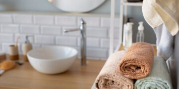 Το απλό κόλπο για να γίνουν ξανά καθαρές και αφράτες με 2 υλικά από την κουζίνα σας