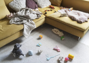 Στο σπίτι επικρατεί το απόλυτο χάος παρόλο που η γυναίκα του δεν δουλεύει