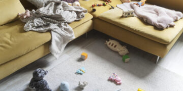 Στο σπίτι επικρατεί το απόλυτο χάος παρόλο που η γυναίκα του δεν δουλεύει