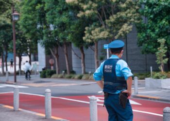 Άνδρας έπεσε με το αυτοκίνητό του πάνω σε 7 μαθητές