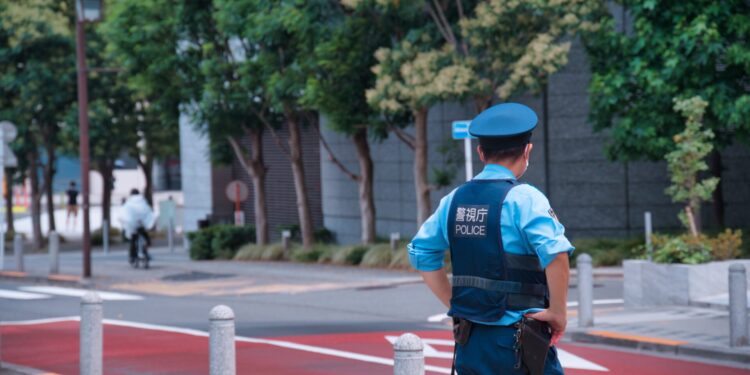 Άνδρας έπεσε με το αυτοκίνητό του πάνω σε 7 μαθητές