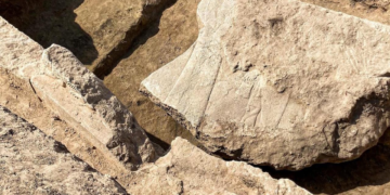 Ανακαλύφθηκαν θραύσματα τεράστιου αετώματος ενός διάσημου αρχαίου βασιλιά