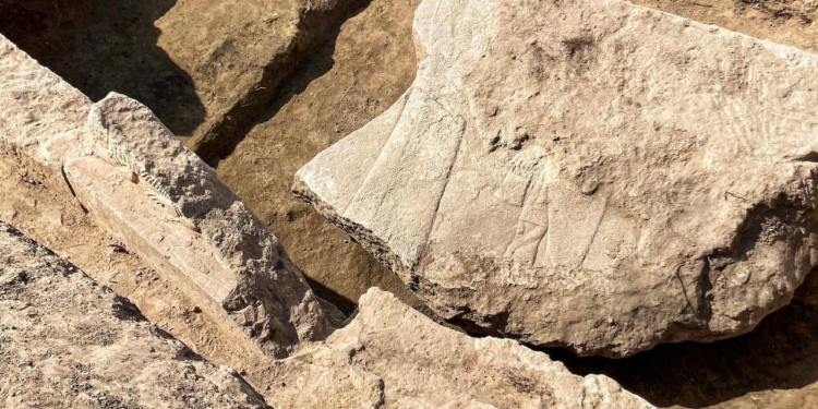 Ανακαλύφθηκαν θραύσματα τεράστιου αετώματος ενός διάσημου αρχαίου βασιλιά