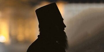 Βόλος: 41χρονος γρονθοκόπησε ιερέα και τα «έσπασε» σε εκκλησία