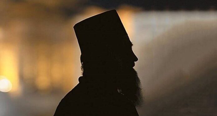 Βόλος: 41χρονος γρονθοκόπησε ιερέα και τα «έσπασε» σε εκκλησία