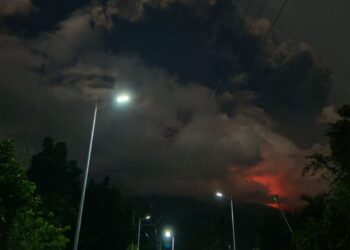 «Βρυχάται» ξανά το ηφαίστειο Κανλάον στις Φιλιππίνες – Ακυρώθηκαν πτήσεις