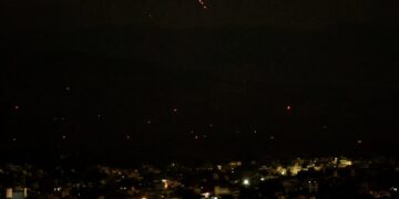 Η Ινδία κατηγορεί το Πακιστάν ότι παραβίασε την εκεχειρία – Αναφορές για εκρήξεις