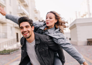 Εάν αναγνωρίζετε αυτά τα 8 σημάδια, έχετε παντρευτεί τον καλύτερο σας φίλο