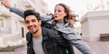 Εάν αναγνωρίζετε αυτά τα 8 σημάδια, έχετε παντρευτεί τον καλύτερο σας φίλο