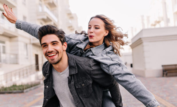 Εάν αναγνωρίζετε αυτά τα 8 σημάδια, έχετε παντρευτεί τον καλύτερο σας φίλο