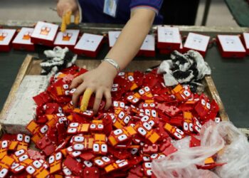 Μειώνουν τους δασμούς «de minimis» στα μικρά δέματα της Κίνας σε 54% από120%