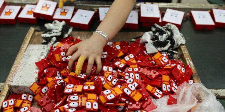 Μειώνουν τους δασμούς «de minimis» στα μικρά δέματα της Κίνας σε 54% από120%