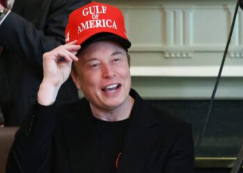 ΗΠΑ: Με δύο καπέλα ο Μασκ στο υπουργικό