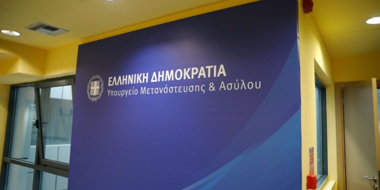 Πηγές του υπουργείου Μετανάστευσης και Ασύλου διαψεύδουν δημοσιεύματα για «μαζική νομιμοποίηση μεταναστών»