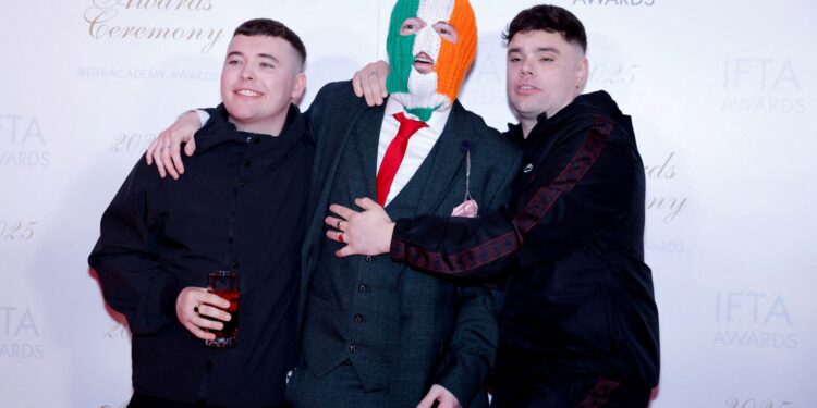 Μέλος του ιρλανδικού ραπ συγκροτήματος Kneecap κατηγορείται για τρομοκρατία