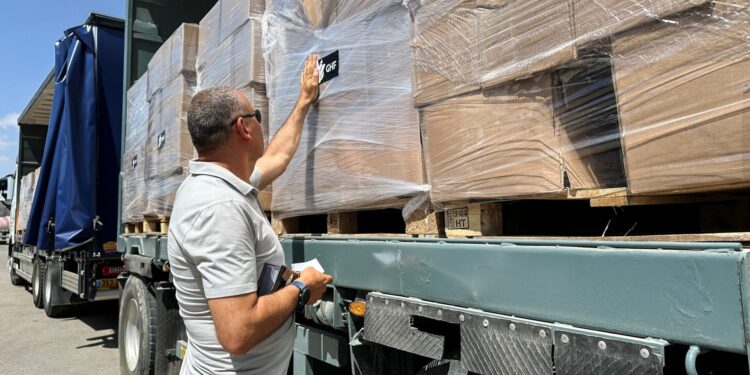 Το Ισραήλ ανακοίνωσε ότι 95 φορτηγά με ανθρωπιστική βοήθεια εισήλθαν στη Γάζα την Τρίτη